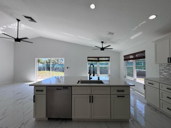 Building Photo - 240 Malibu Cir