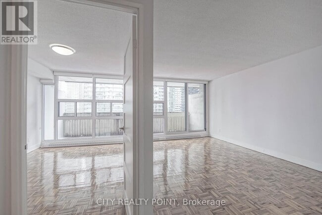 Building Photo - 33 Isabella St