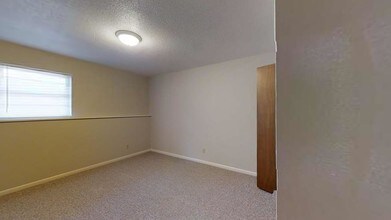 Building Photo - Lee Crest Apartments