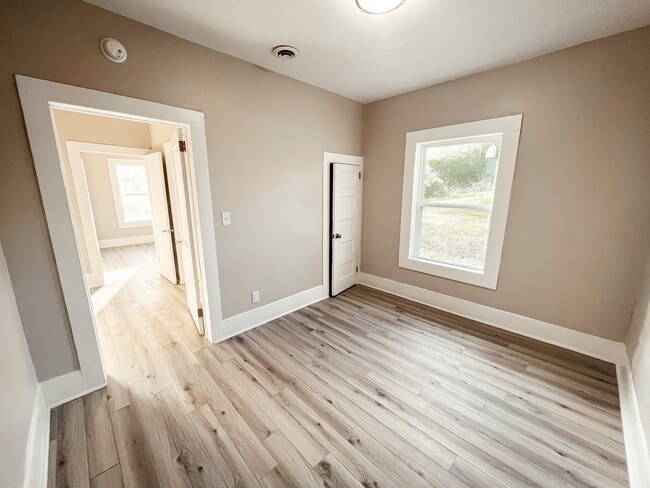 Building Photo - 302 New St