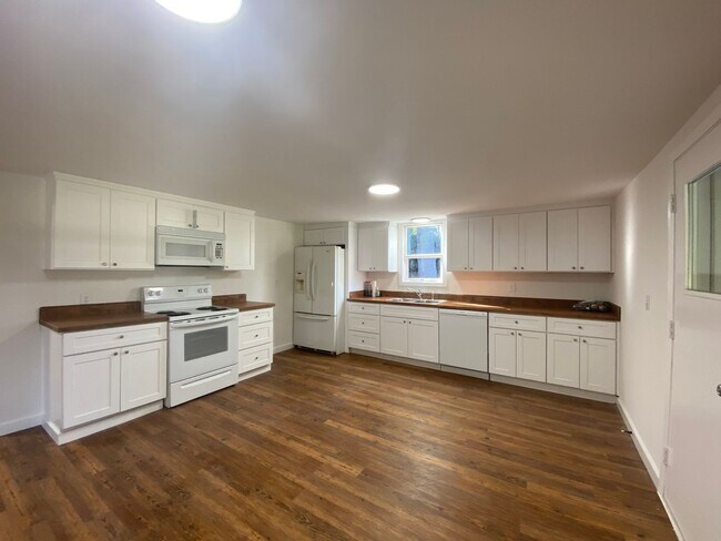 Building Photo - Des Moines charmer with spacious yard