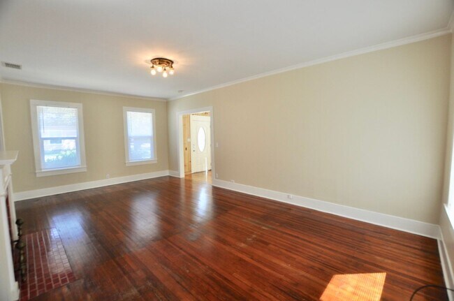 Foto del edificio - FOR LEASE! 3 BR - 1 BA - 1 Car Garage - 1,...