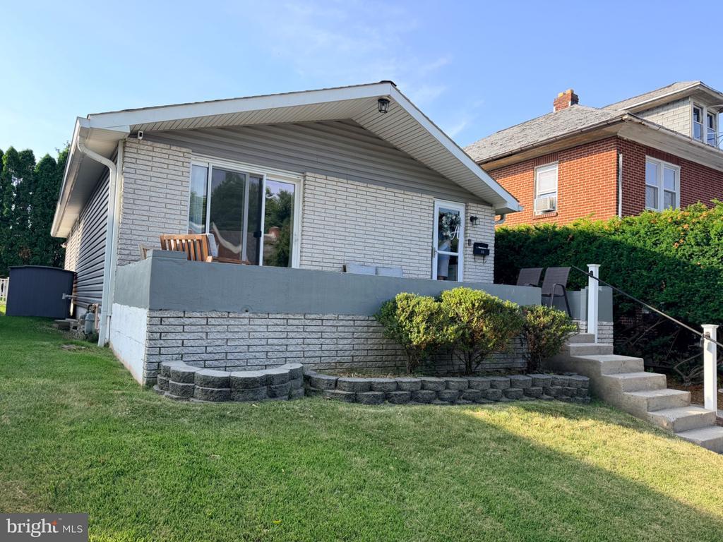 Building Photo - 105 W Areba Ave