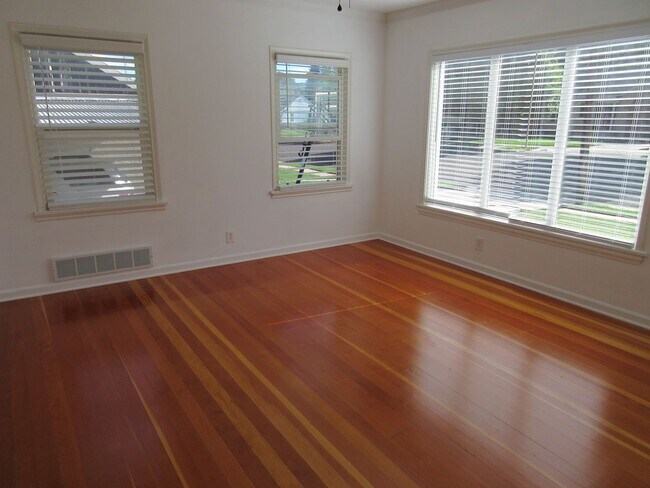 Foto del edificio - 3 bed - 2 bath Single Family Home in the H...