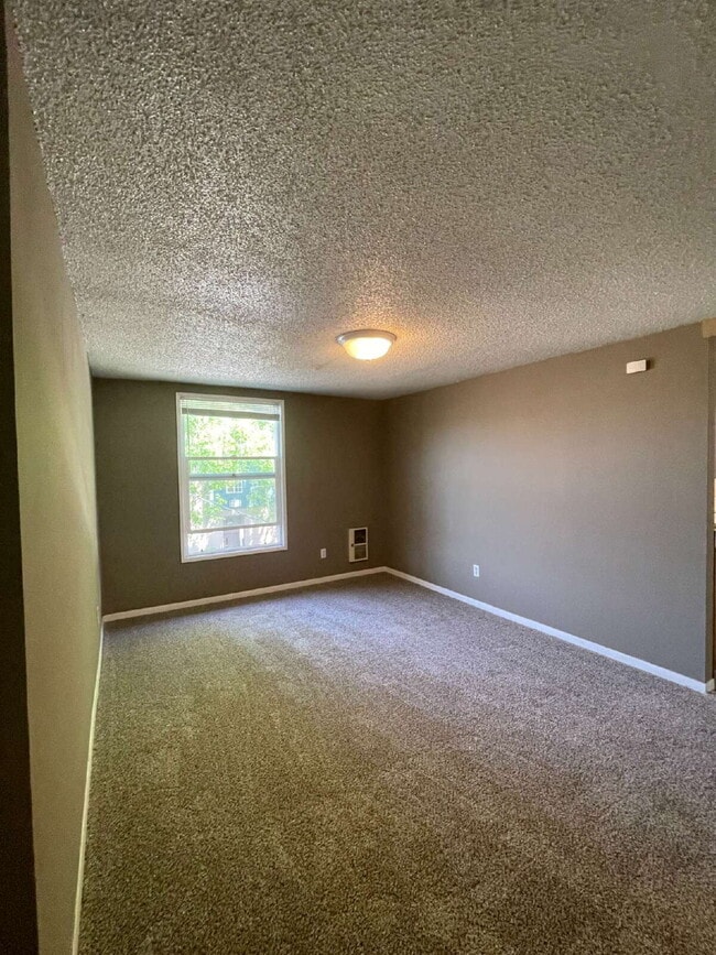 Building Photo - Spacious 3-Bedroom, 1.5-Bathroom Apartment in NW Portland