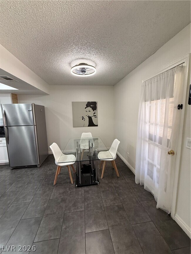 Foto del edificio - 5576 W Rochelle Ave.