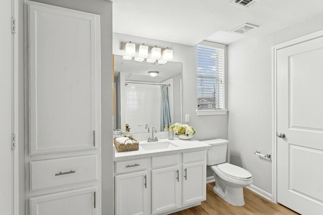 Un dormitorio remodelado - The Henry at Woodland Hills