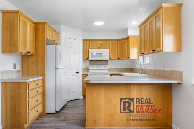 Foto del edificio - MOVE IN SPECIAL - 5 Bedroom 3.5 Bath Duple...