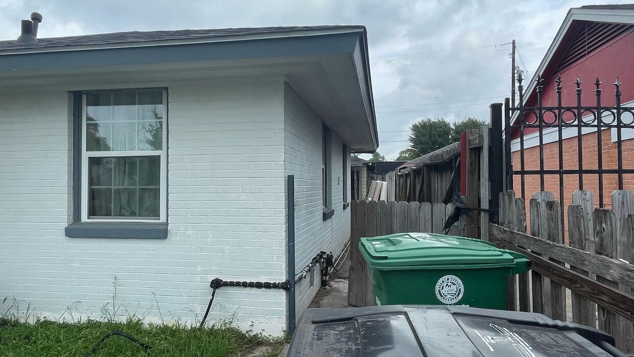 Primary Photo - 122 Red Ripple Rd