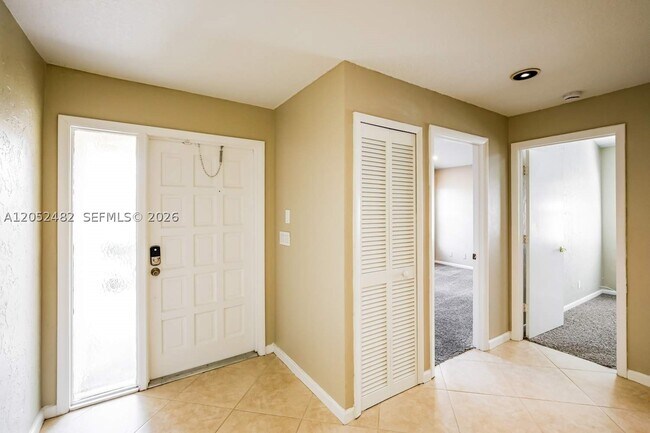 Foto del edificio - 7045 Golf Pointe Cir