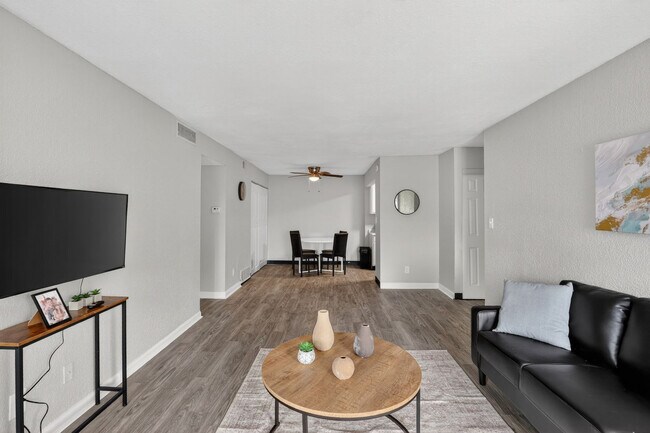 Foto del edificio - 7601 Hillcrest Rd
