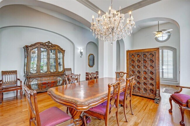 Building Photo - 2702 Tudor Manor
