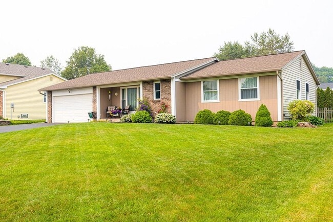 Foto del edificio - Amazing 3 Bedroom and 2 Full Bath Home For Rent in Greece Available Now.