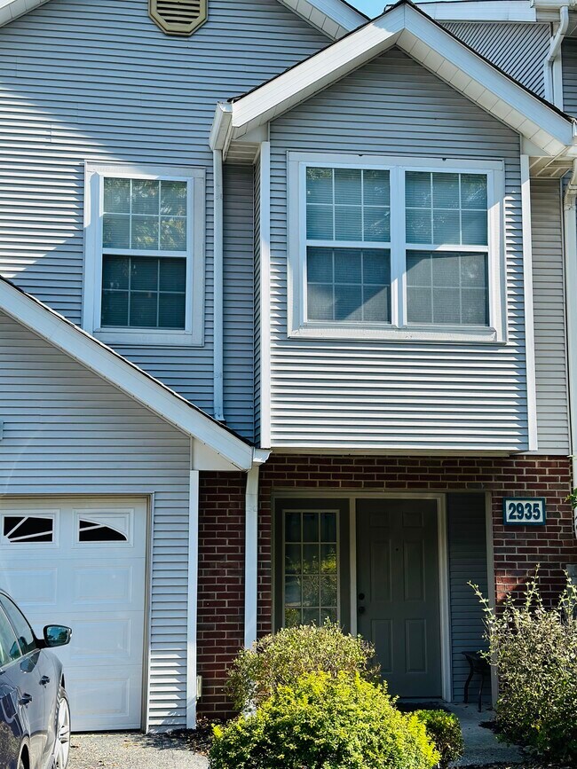 Building Photo - 2935 Sequoia Dr