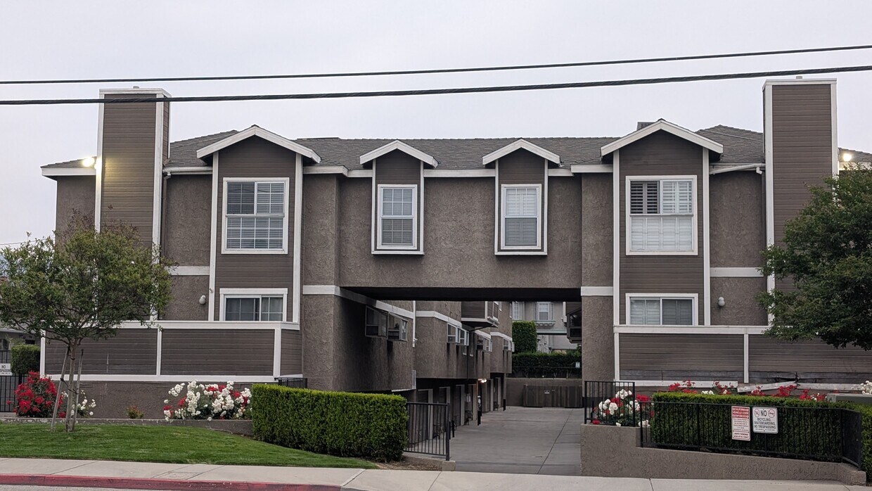 Primary Photo - 1300 S Mayflower Ave