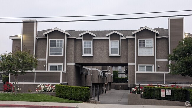Building Photo - 1300 S Mayflower Ave
