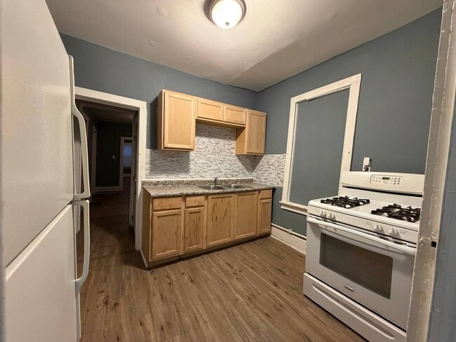 Building Photo - 3BR Single-Family Home with Basement & Off-Street Parking