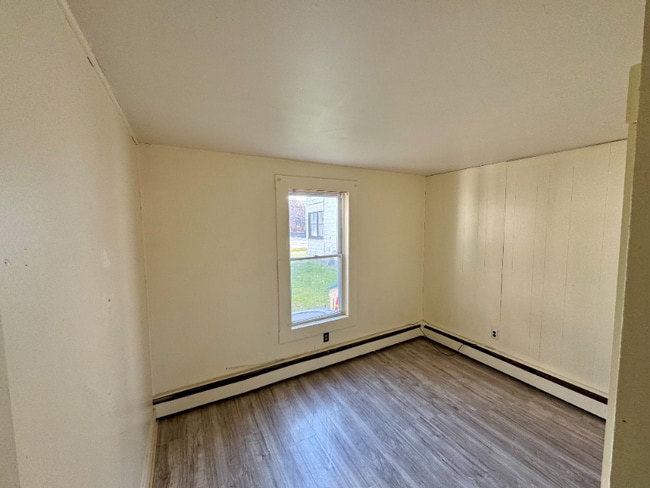 Building Photo - 325 Main St