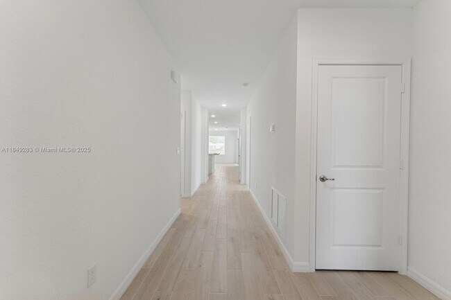 Foto del edificio - 4971 Armina Pl