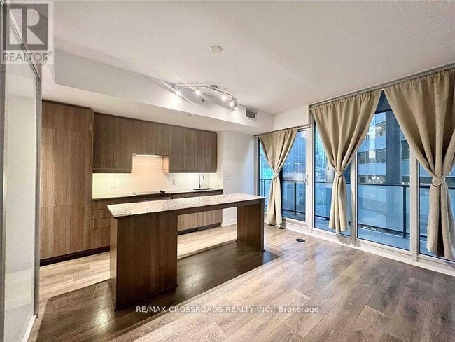 Building Photo - 426 University Ave