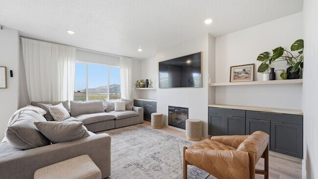 Building Photo - 328 W Snowberry Dr