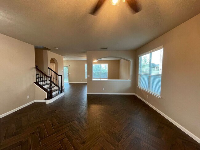 Building Photo - BEAUTIFUL 3 BEDROOM 2.5 BATH FEATURING A LUXURY KITCHEN WITH WHITE GRANITE COUNTERS, GRAY CABINET...