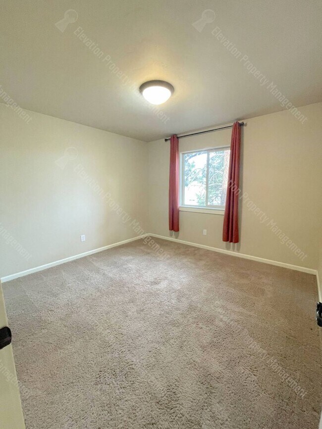 Foto del edificio - Modern home with fenced private yard in a great neighborhood!