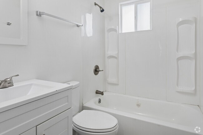 2 habitaciones, 1 baño - 850 pies cuadrados - Baño - The Courtyard Apartments