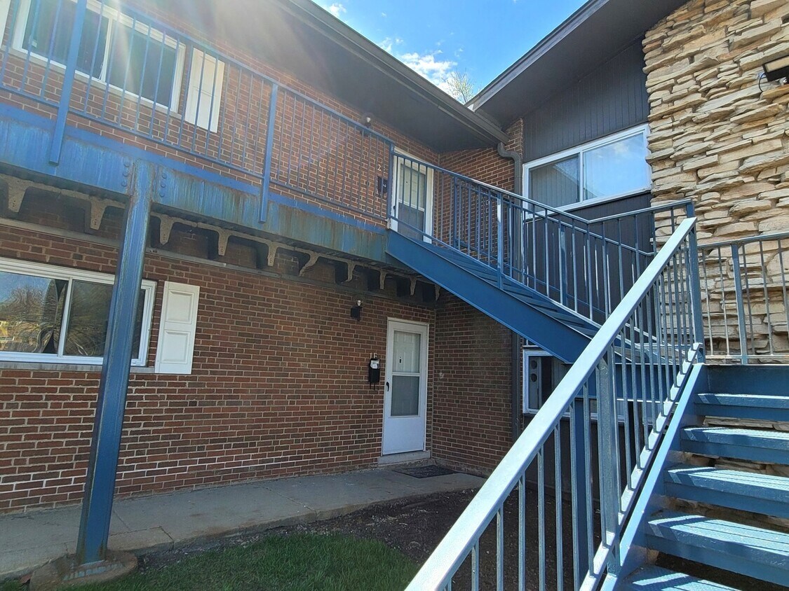 Primary Photo - 1845 White Chapel Dr