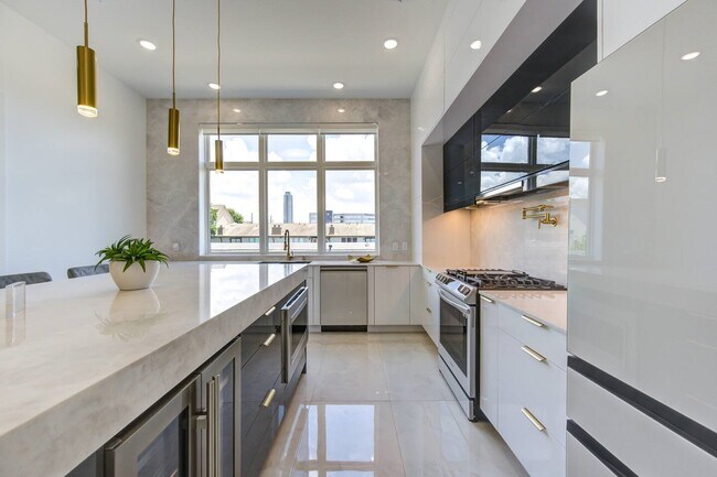 Foto del edificio - 5702 Fairdale Ln