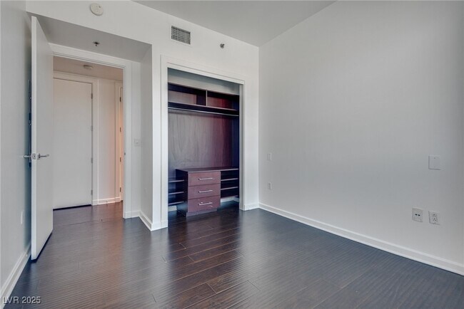 Foto del edificio - 4471 Dean Martin Dr