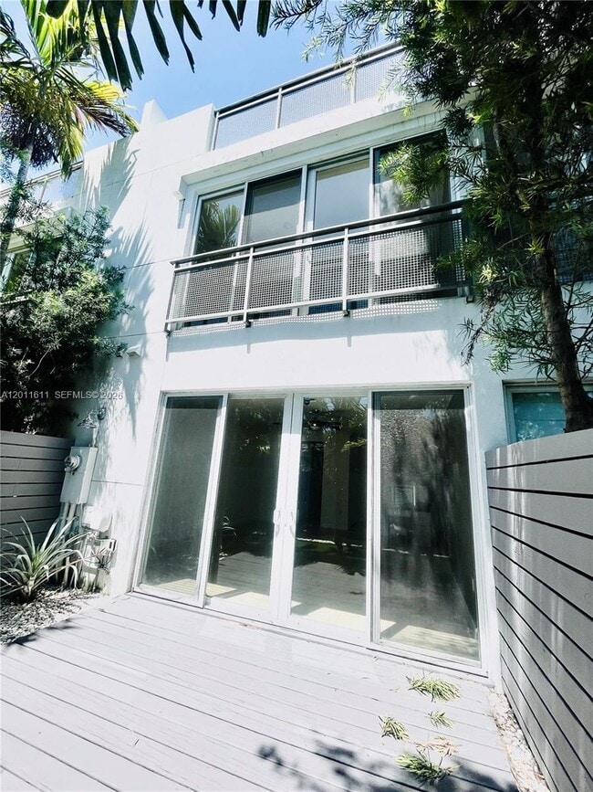 Building Photo - 822 NE 19th Ave