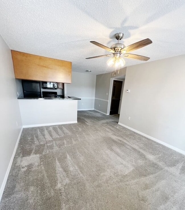 Photo - Corner Unit - 2nd Floor- 1 Bedroom 1 Bath for Lease in Brandon, FL House