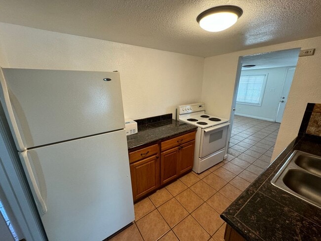 Building Photo - Charming 2 bedroom House