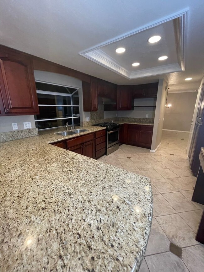 Foto del edificio - 3 Bed 3 Bath + Loft Anaheim Hills