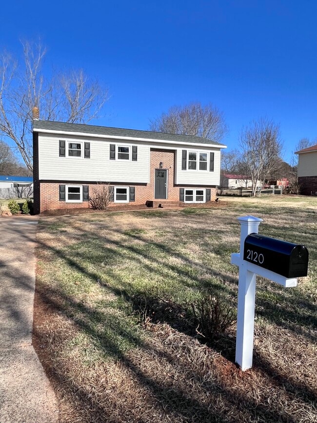 Building Photo - 2120 Chatham St