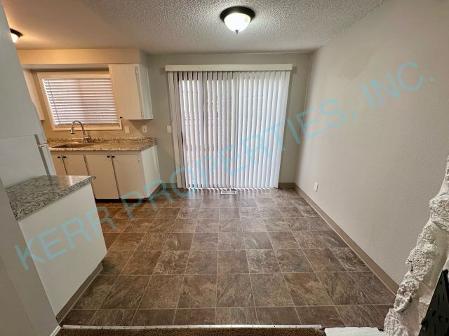 Foto del edificio - Charming 3-Bed Duplex in Gresham with Spacious 1100 Sq Ft Layout!