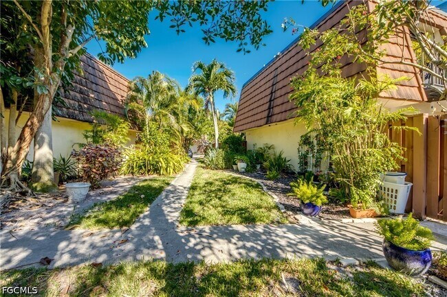 Foto del edificio - 5213 Cedarbend Dr