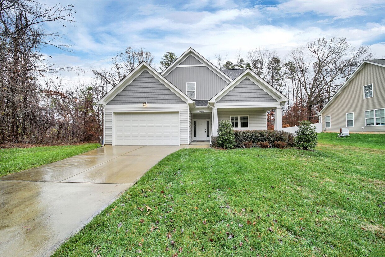 Primary Photo - Modern Home In Matthews