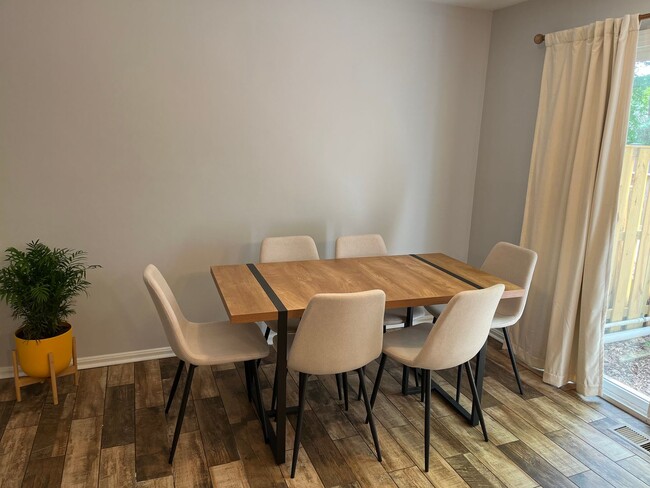 Building Photo - Updated Townhouse In Saratoga