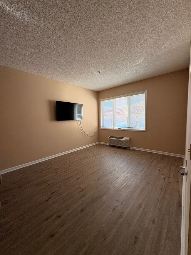 Foto del edificio - 555 Highland Dr