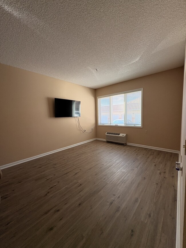 Building Photo - 555 Highland Dr