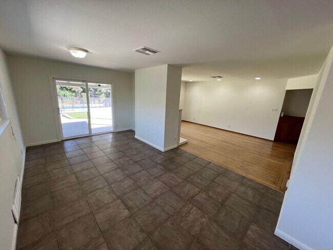 Foto del edificio - Charming Neighborhood in Carmichael with b...