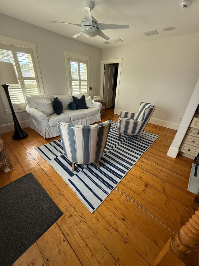 Building Photo - 2 bedroom ,1 bathroom unit at an historic ...