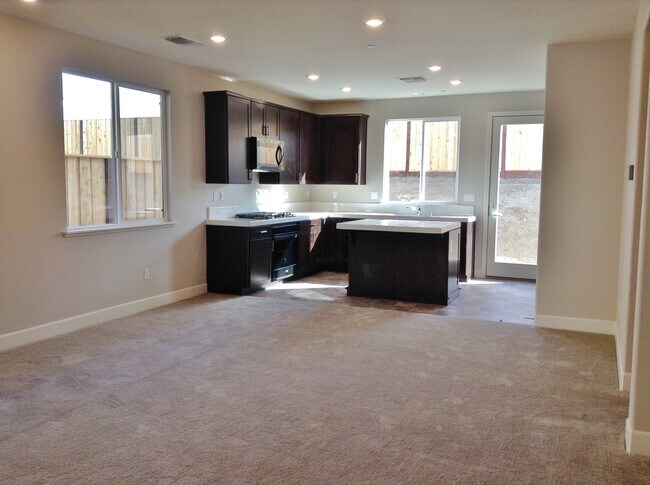 Building Photo - 645 Sacramento Way