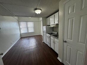 Building Photo - 103 E Central Ave