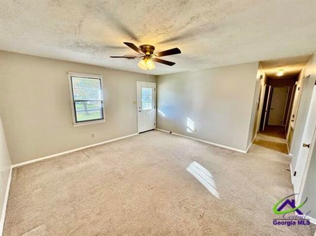 Building Photo - 303 Palomino Ln