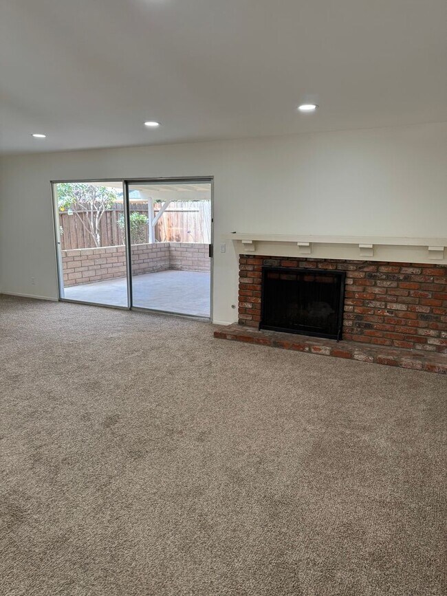 Foto del edificio - Bright and Updated Camarillo Home with Fireplace and Outdoor Living