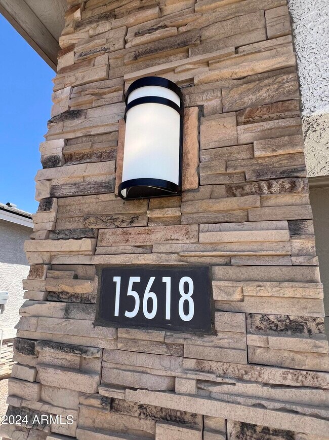 Foto del edificio - 15618 W Desert Hollow Dr