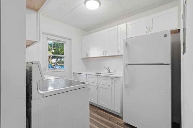 Building Photo - 800 Lighthouse Dr